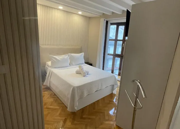 Centro Con Parking كاسترو أورديالس